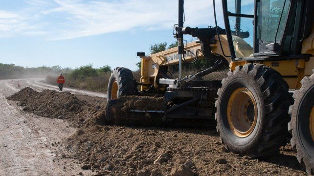 Las obras de mejora en la ruta 33 entre Viale y Maciá están a cargo de zonal XVIII Seguí. En total se utiliza 1.500 m3 del material.