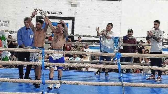 Maquinita Martínez reconociendo la entrega y valentía de Facundo Huanque tras el final de la pelea.
