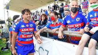 El ex-Estudiantes es saludado por los hinchas del Rovigo luego de avanzar a la final. “Acá aman el rugby”, afirmó.