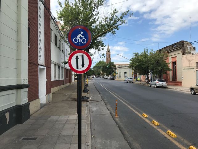 Ciclovía de calle Ituzaingó: con un retoque, volvieron los carteles