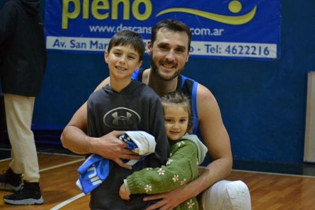 Omar Cantón hizo 43 ountos en el triunfo de Caova que lo llevó a la cima de la Superliga de básquet.