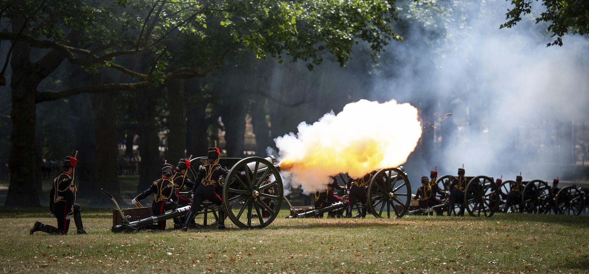 La Artillería Real Montada de la Tropa Real dispara una salva de 41 cañonazos en Green Park para conmemorar el 78º cumpleaños de la reina Camila de Gran Bretaña, en Londres, el jueves 17 de julio de 2025. (James Manning/PA vía AP) La Artillería Real Montada de la Tropa Real dispara una salva de 41 cañonazos en Green Park para conmemorar el 78º cumpleaños de la reina Camila de Gran Bretaña, en Londres, el jueves 17 de julio de 2025. (James Manning/PA vía AP)