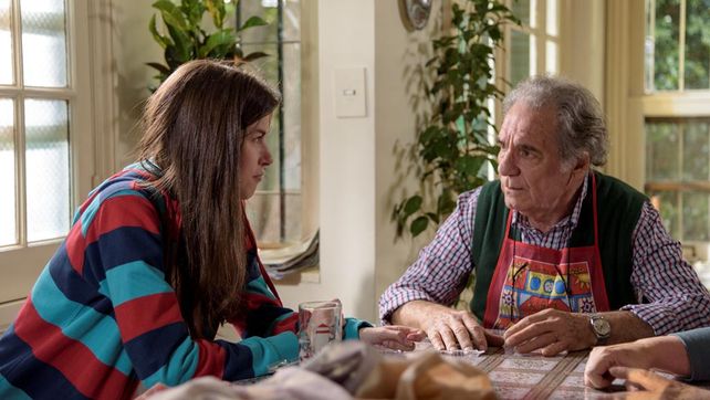 Cerca y lejos. Arana y la actriz Paula Sartor dan vida a los protagonistas.