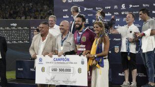 Belloso en el momento de la premiación en Santiago del Estero.