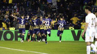 Todo Central festeja el gol del pibe Giménez, en el último triunfo canalla, en Arroyito y ante Atlético Tucumán.