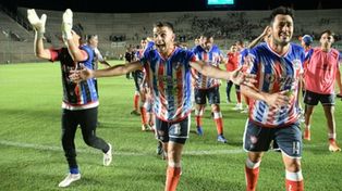 Gran paso. Los de camiseta a rayas azul, roja y blanca golearon a Desamparados.