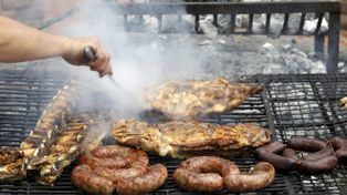 El asado, un ritual casi religioso para los argentinos y la mejor excusa para juntarse con la familia o los amigos, cambia su composición con los vaivenes económicos.