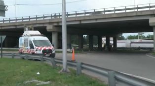 Un camión se quedó sin frenos en Circunvalación y chocó a dos hombres