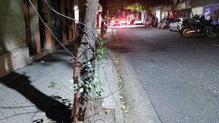 Un motociclista se enredó con cables en una calle del centro y cayó al pavimento