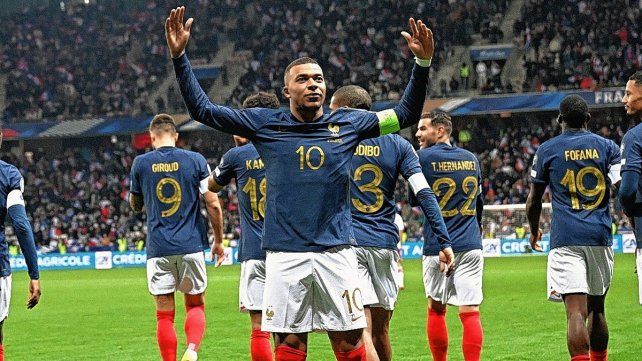 Kylian Mbappe marcó tres goles en la aplastante victoria de Francia.