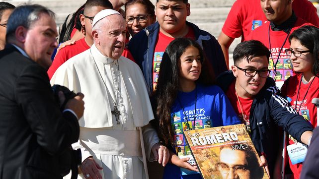 Saludo. Francisco junto a jóvenes inmigrantes salvadoreños en Estados Unidos que portan una foto del obispo asesinado Arnulfo Romero.