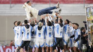 En lo más alto. Di María vuela por el aire en pleno gesto de admiración de sus ya excompañeros de selección.