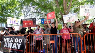 Con protestas afuera, se reúne la polémica Asociación del Rifle de EEUU y habló Trump