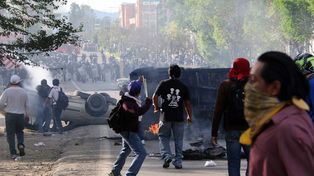 Tres muertos y 45 heridos en choques entre policía y maestros en México