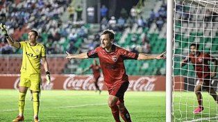 El defensor Bruno Pittón, exjugador de Unión y actualmente en Newells, sufrió la fractura de radio de su brazo derecho.