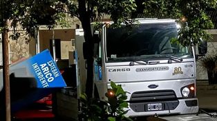 La saga tuvo un nuevo capítulo el 5 de abril por la noche, cuando vecinos captaron a través de sus celulares el momento en el que se vaciaba el local y se cargaban camiones con carteles y afiches de campaña.