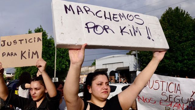 Familiares y vecinos velan a la niña Kim Gómez de 7 años víctima de dos delincuentes menores de edad