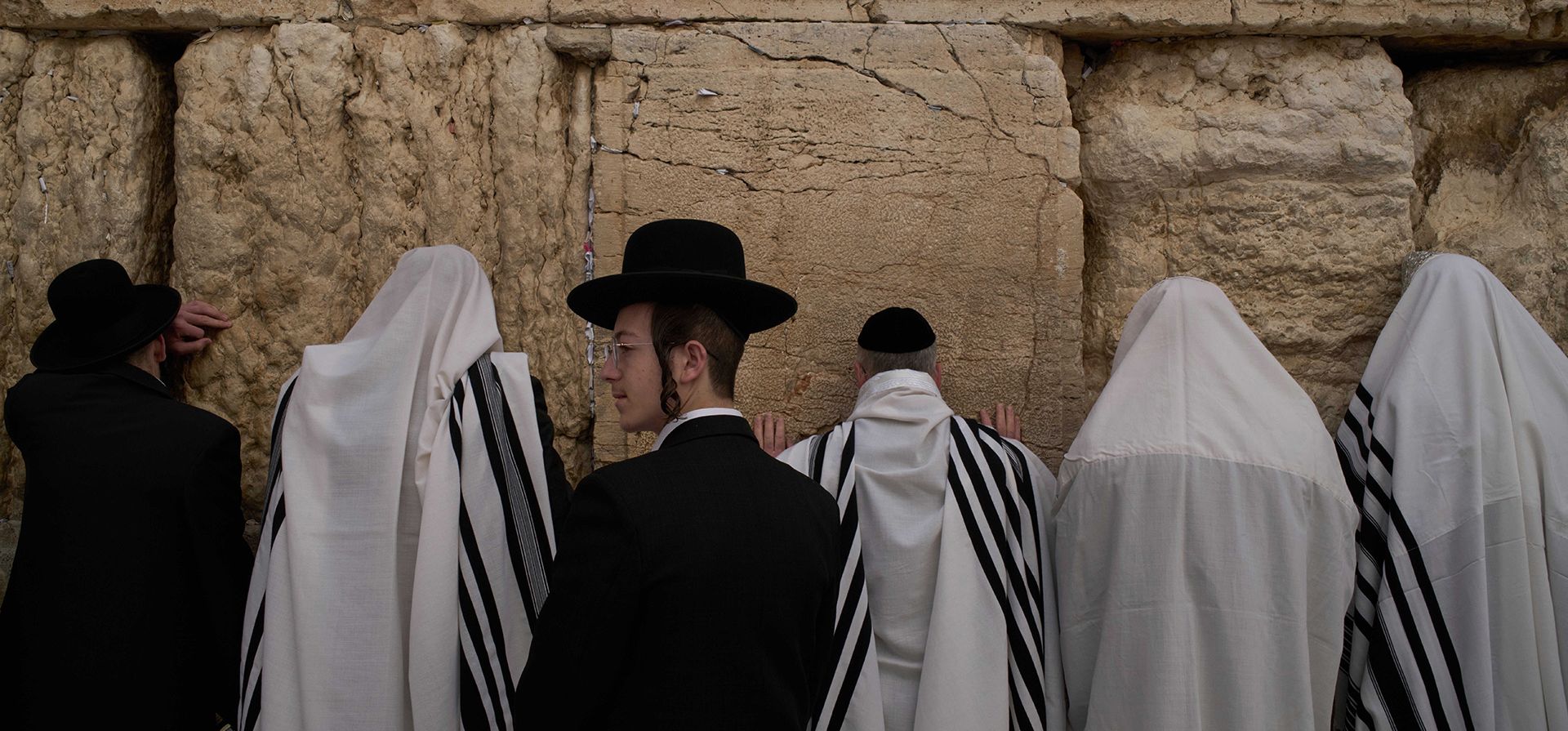Cubiertos con chales de oración, hombres judíos de la casta sacerdotal Cohanim participan en una bendición durante la festividad de la Pascua, en el Muro Occidental, el lugar más sagrado donde los judíos pueden orar, en la Ciudad Vieja de Jerusalén, el martes 15 de abril de 2025. (Foto AP/Leo Correa) Cubiertos con chales de oración, hombres judíos de la casta sacerdotal Cohanim participan en una bendición durante la festividad de la Pascua, en el Muro Occidental, el lugar más sagrado donde los judíos pueden orar, en la Ciudad Vieja de Jerusalén, el martes 15 de abril de 2025. (Foto AP/Leo Correa)