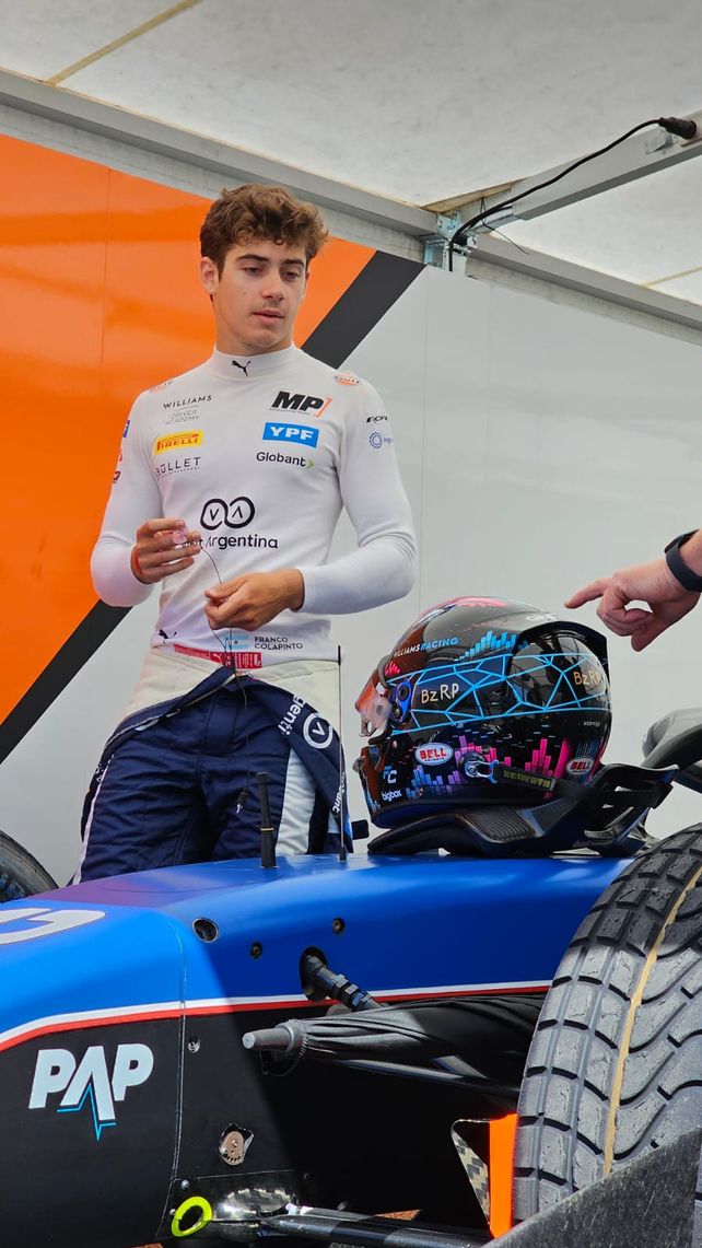 A punto. Franco con los tapones para los oídos listos delante del auto de F-2.