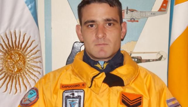 Penoso. Gustavo Capuccino fue golpeado por el portón de un hangar.