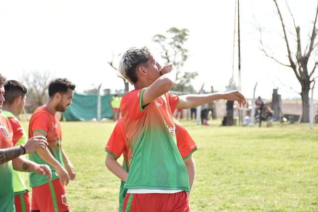 Cancha de la inclusión en Clarke: Marquitos Chaves debutó con la camiseta de Unión
