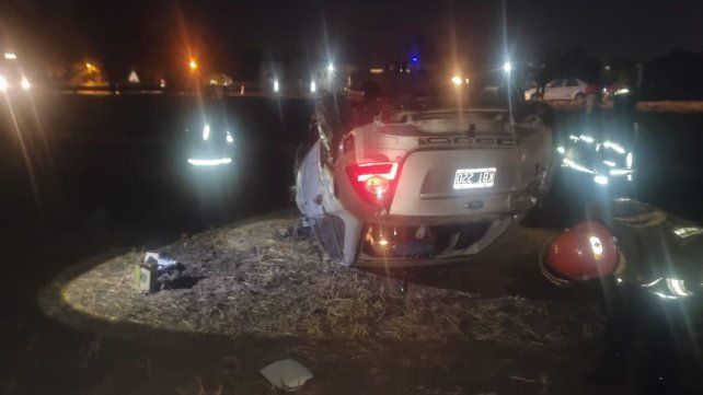 Rescataron a dos hombres que quedaron atrapados tras un vuelco