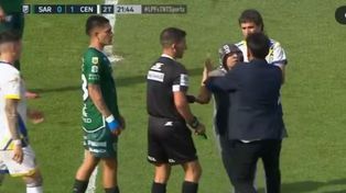 photoEl hincha de Junín es retirado del campo de juego por alguien de seguridad, mientras Malcorra observa la acción.