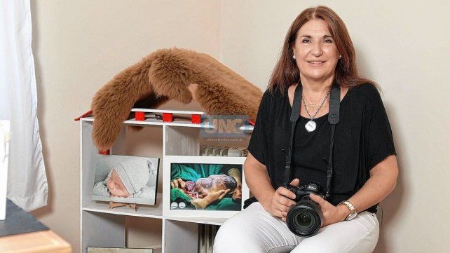 La fotógrafa Nora Dalmasso recibió el primer premio por la foto de un parto.