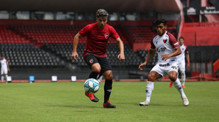 Sebastián Palacios la domina ante la marca del ex Central Rafael Delgado. El extremo derecho señaló cuatro goles en los tres amistosos que disputó.