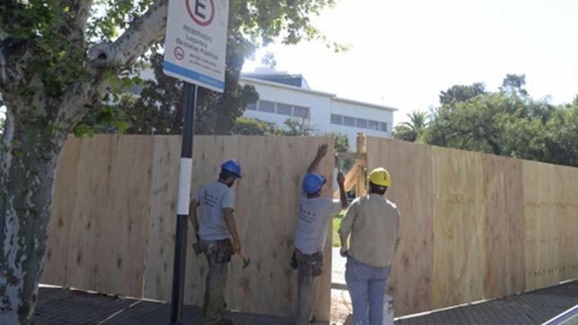 Manos a la obra. Un grupo de operarios terminó de instalar ayer el vallado que delimita el sector donde se realizarán los trabajos de ampliación.