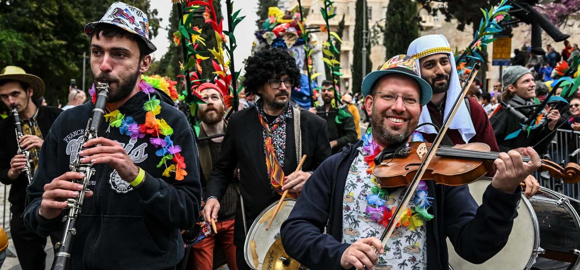 Personas disfrazadas marcan Purim. La fiesta carnavalesca se celebra con desfiles y fiestas para conmemorar la liberación del pueblo judío de un complot para exterminarlo durante el imperio persa hace 2.500 años, según consta en el Libro de Ester. Fotografía: Ronaldo Schemidt/AFP/Getty Images Personas disfrazadas marcan Purim. La fiesta carnavalesca se celebra con desfiles y fiestas para conmemorar la liberación del pueblo judío de un complot para exterminarlo durante el imperio persa hace 2.500 años, según consta en el Libro de Ester. Fotografía: Ronaldo Schemidt/AFP/Getty Images