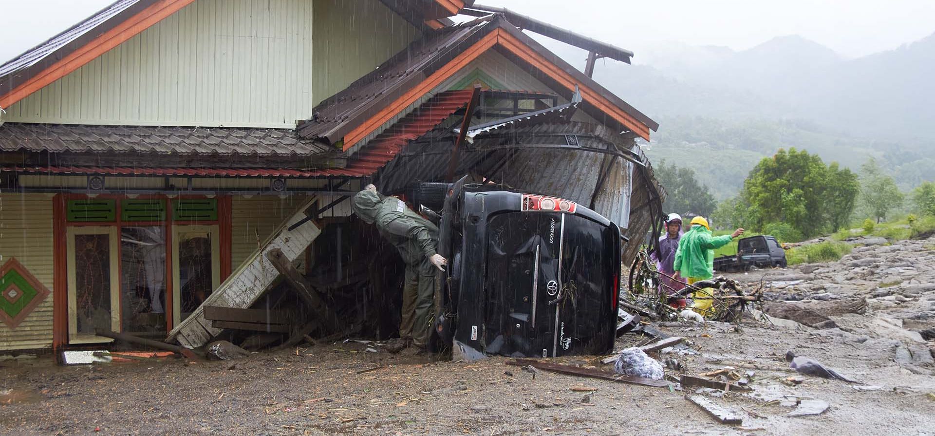 Rescatistas buscan víctimas en una aldea afectada por las inundaciones en Malalak, Sumatra Occidental, Indonesia, el viernes 28 de noviembre de 2025. (Foto AP/Nazar Chaniago) Rescatistas buscan víctimas en una aldea afectada por las inundaciones en Malalak, Sumatra Occidental, Indonesia, el viernes 28 de noviembre de 2025. (Foto AP/Nazar Chaniago)