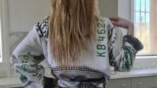 Fátima Florez compartió una foto con una bata de baño con un particular estampado. La imagen fue replicada por el presidente, y se hizo viral en redes sociales