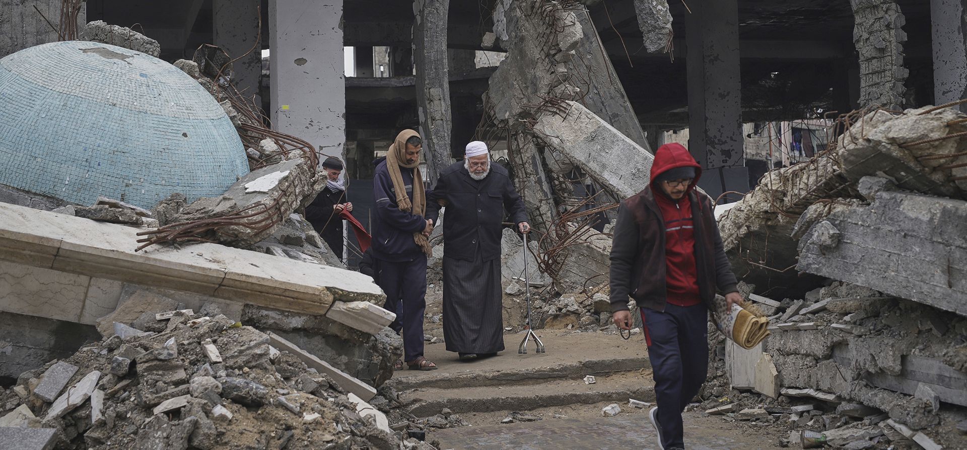 Palestinos salen después de asistir a las primeras oraciones del viernes del mes sagrado musulmán del Ramadán en la mezquita Imam Shafi'i, dañada por ataques del ejército israelí, en el barrio de Zeitoun en la ciudad de Gaza, el viernes 7 de marzo de 2025. (Foto AP/(Foto AP/Jehad Alshrafi) Palestinos salen después de asistir a las primeras oraciones del viernes del mes sagrado musulmán del Ramadán en la mezquita Imam Shafi'i, dañada por ataques del ejército israelí, en el barrio de Zeitoun en la ciudad de Gaza, el viernes 7 de marzo de 2025. (Foto AP/(Foto AP/Jehad Alshrafi)