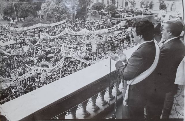 José María Vernet, gobernador peronista de los 80, con Alfonsín por arriba y Usandizaga abajo