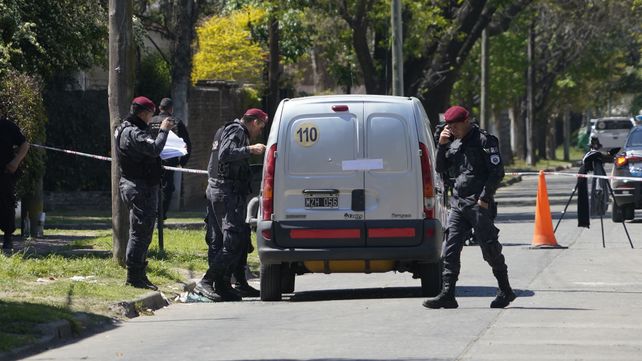 Un policía recibió varios balazos cuando custodiaba la recaudación de una distribuidora de golosinas.