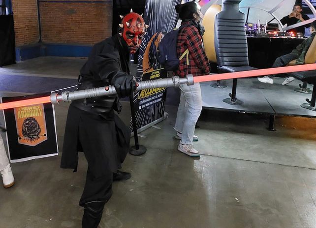 En el stand del Fans Club de Star Wars de Rosario, Esteban interpretó al villano Darth Maul.