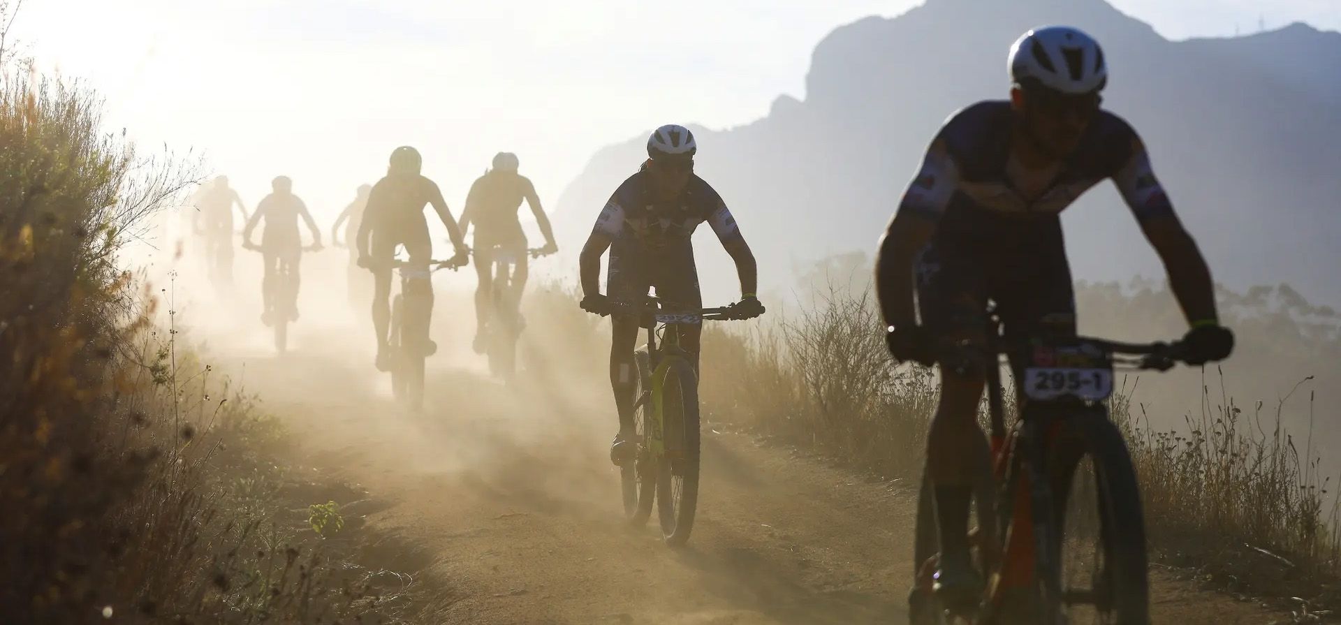 Los ciclistas compiten durante la cuarta etapa de la carrera de bicicleta de montaña de ocho días Absa Cape Epic, Wellington, Sudáfrica. Fotografía: Nic Bothma/Reuters Los ciclistas compiten durante la cuarta etapa de la carrera de bicicleta de montaña de ocho días Absa Cape Epic, Wellington, Sudáfrica. Fotografía: Nic Bothma/Reuters