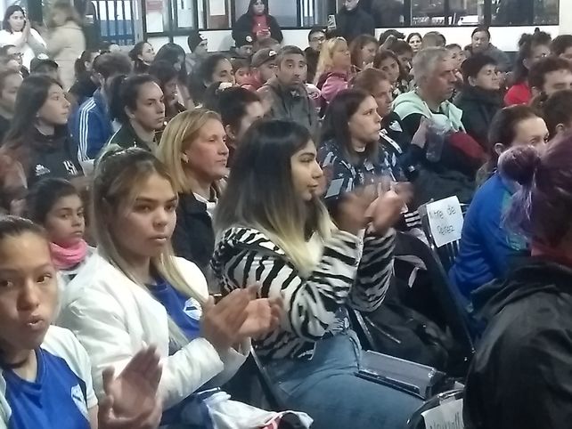 Felices. Las jugadoras de los diferentes clubes de la Rosarina se hicieron presentes al club Carriego.&nbsp;