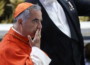 Por el bien de la Iglesia, el cardenal Becciu se retira del cónclave para elegir al Papa