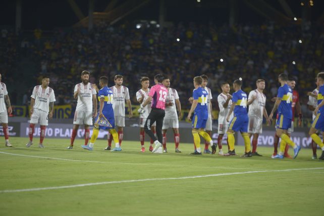 Para el recuerdo. Los jugadores de Central Córdoba saludan al equipo de Boca, minutos ante del partido.   