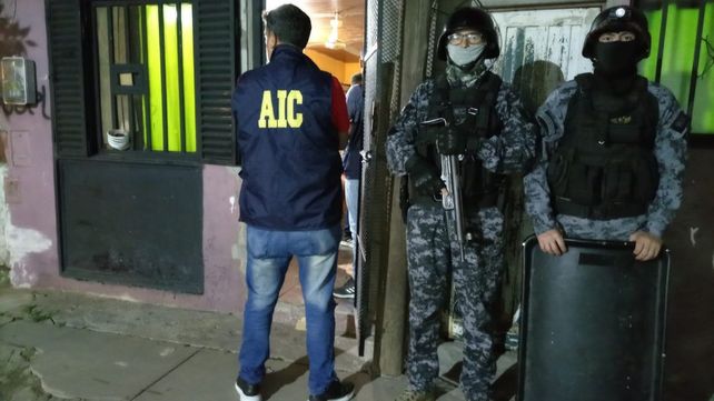 Personal de la Agencia de Investigación Criminal (AIC) detuvo a dos mujeres que quedaron imputadas en una serie de extorsiones a comerciantes en Rosario. 