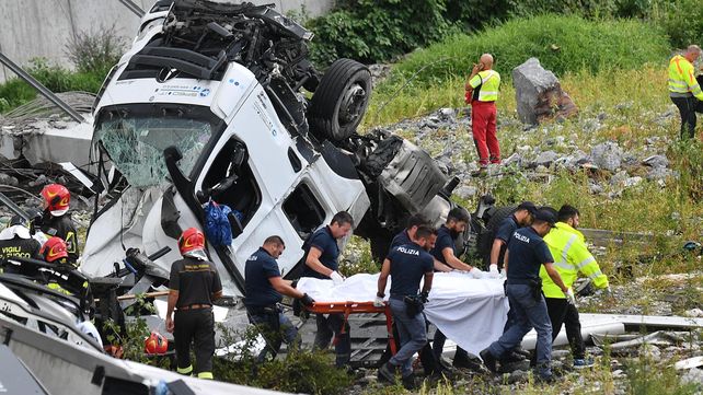 Las imágenes del dramático rescate tras el derrumbe del puente en Génova