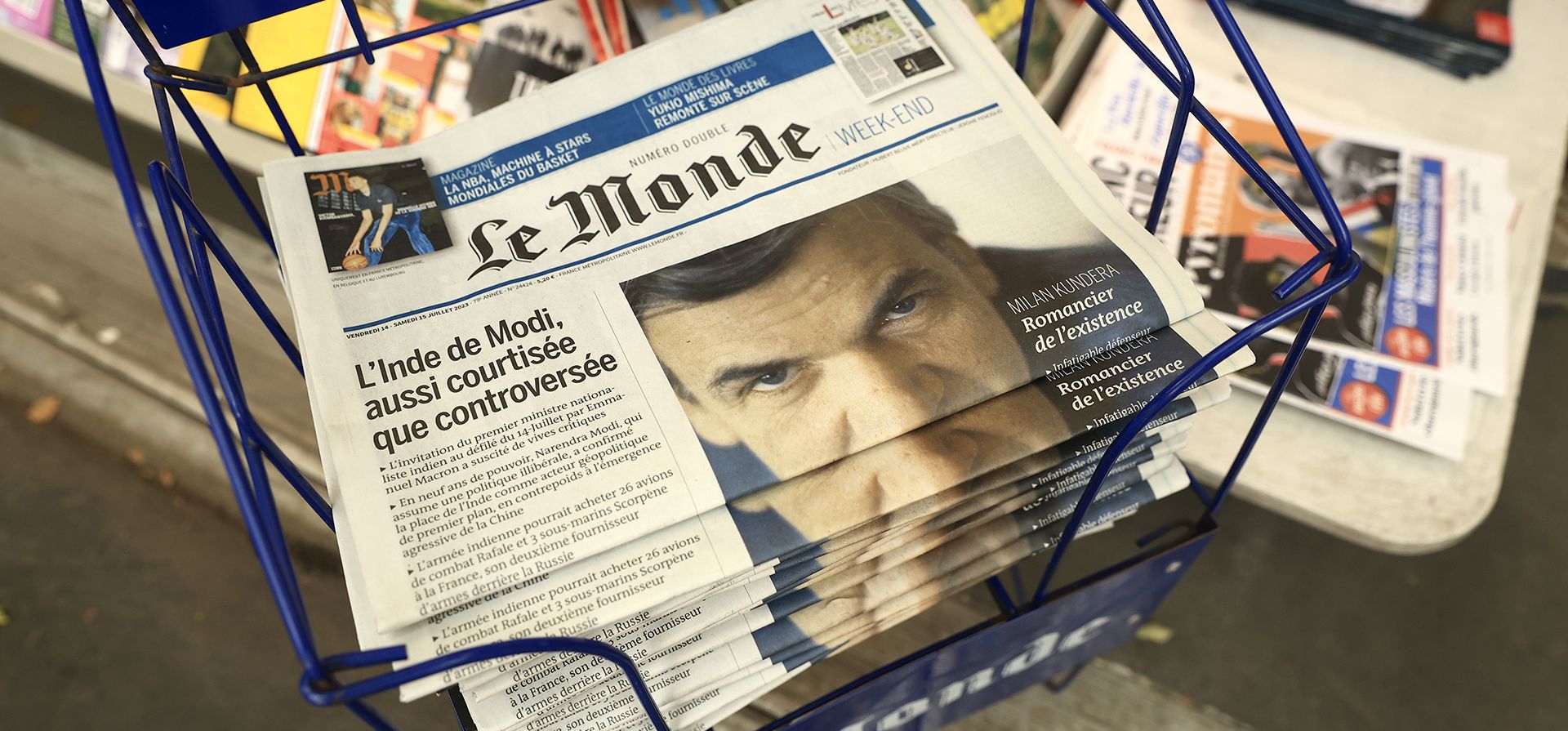 El periódico francés Le Monde titula con una fotografía de Milan Kundera, el jueves 13 de julio de 2023 en París. Milan Kundera, cuyos escritos disidentes en la Checoslovaquia comunista lo transformaron en un exiliado satírico del totalitarismo, murió el pasado martes en París. Tenía 94 años. (Foto AP/Aurelien Morissard) El periódico francés Le Monde titula con una fotografía de Milan Kundera, el jueves 13 de julio de 2023 en París. Milan Kundera, cuyos escritos disidentes en la Checoslovaquia comunista lo transformaron en un exiliado satírico del totalitarismo, murió el pasado martes en París. Tenía 94 años. (Foto AP/Aurelien Morissard)