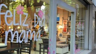Los comercios del centro se preparan para el Día de la Madre.