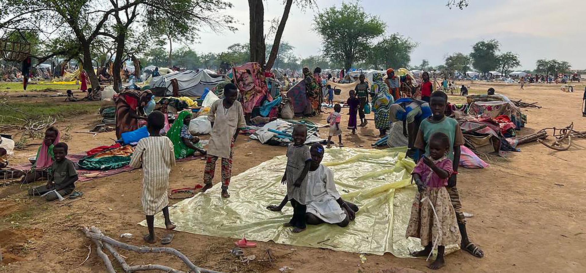 Refugiados sudaneses que huyeron del conflicto en Sudán se reúnen en el campamento de refugiados de Zabout en Goz Beida, Chad. La ONU dice que el conflicto en Sudán ha expulsado a más de 3,1 millones de personas de sus hogares, incluidas más de 700.000 que huyeron a países vecinos. (Pierre Honnorat/WFP vía AP Refugiados sudaneses que huyeron del conflicto en Sudán se reúnen en el campamento de refugiados de Zabout en Goz Beida, Chad. La ONU dice que el conflicto en Sudán ha expulsado a más de 3,1 millones de personas de sus hogares, incluidas más de 700.000 que huyeron a países vecinos. (Pierre Honnorat/WFP vía AP