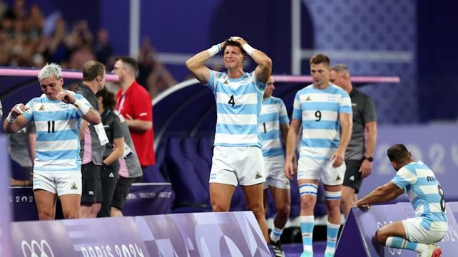 Jugadores argentinos lloran tras perder ante Francia.
