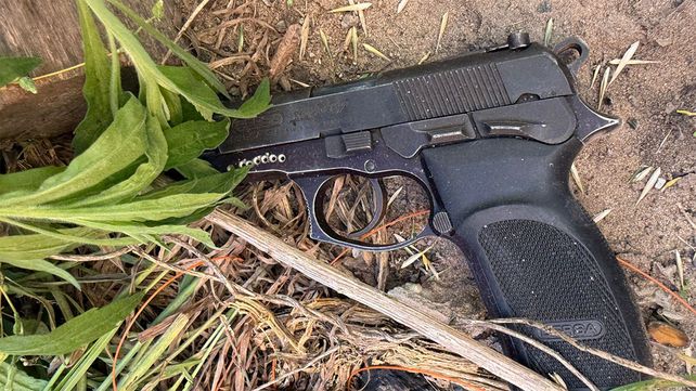El arma con la que habrían agredido a la joven mujer en Puerto San Martín