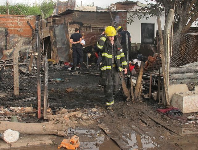 Una mujer y sus tres pequeños hijos murieron al incendiarse su casa en Granadero Baigorria