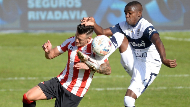 Gimnasia y Estudiantes juegan el clásico platense con aspiraciones coperas